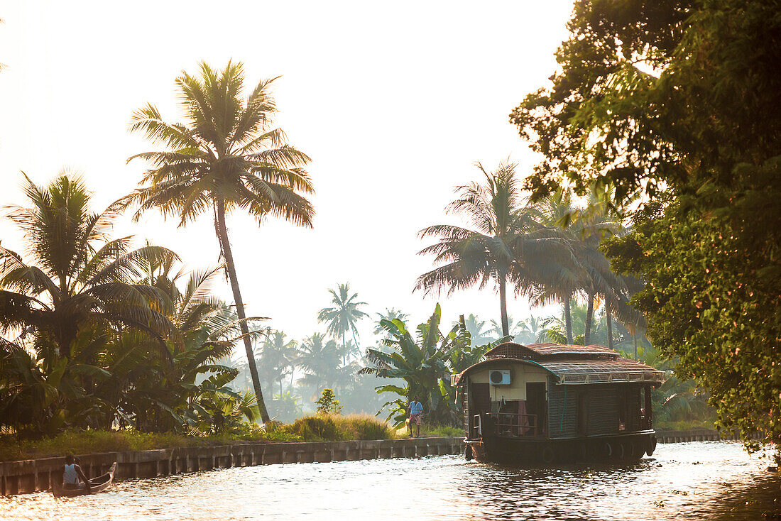 Hausboot in den Backwaters bei Sonnenuntergang nahe Alleppey, Alappuzha, Kerala, Indien