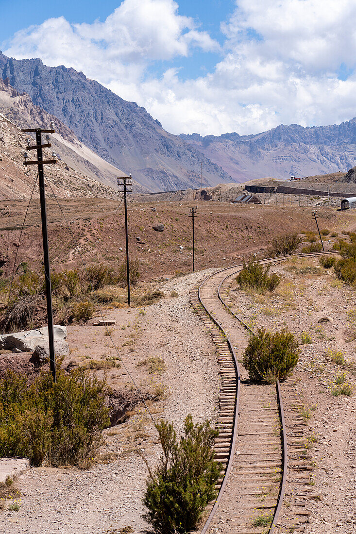 Verlassene Eisenbahnschienen der ehemaligen Transandinenbahn in den Anden bei Puente del Inca, Argentinien.