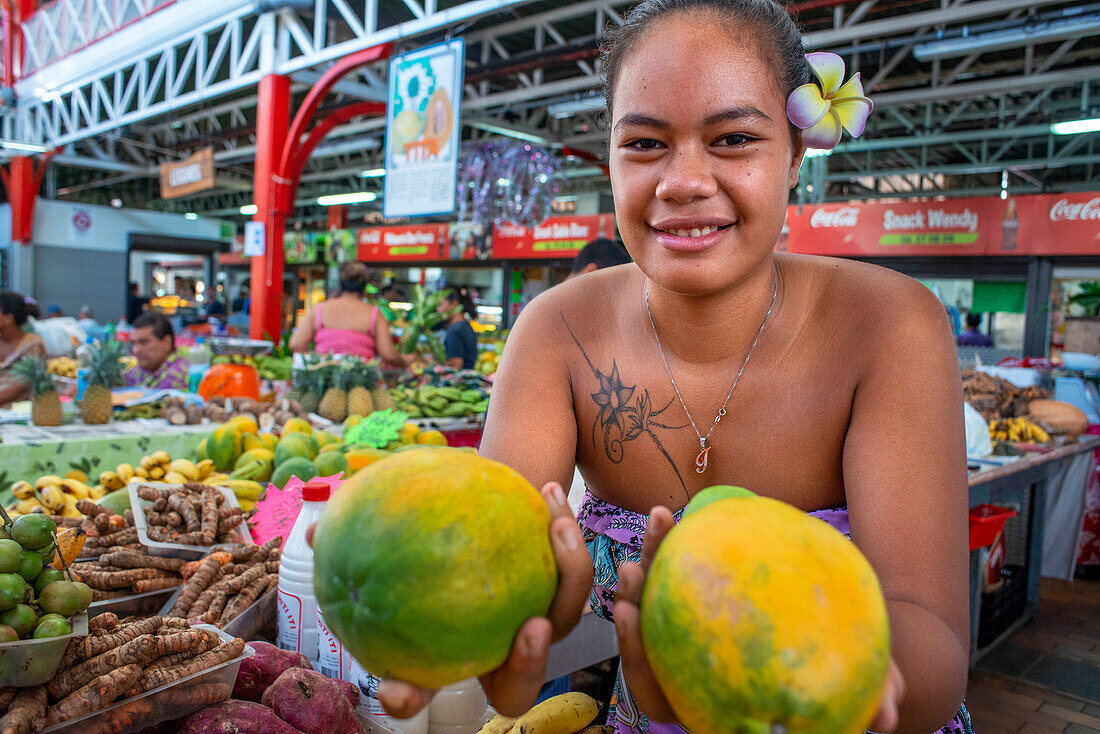 Obstverkäuferin auf dem überdachten Stadtmarkt von Papeete, Papeete, Tahiti, Französisch-Polynesien, Tahiti Nui, Gesellschaftsinseln, Französisch-Polynesien, Südpazifik.