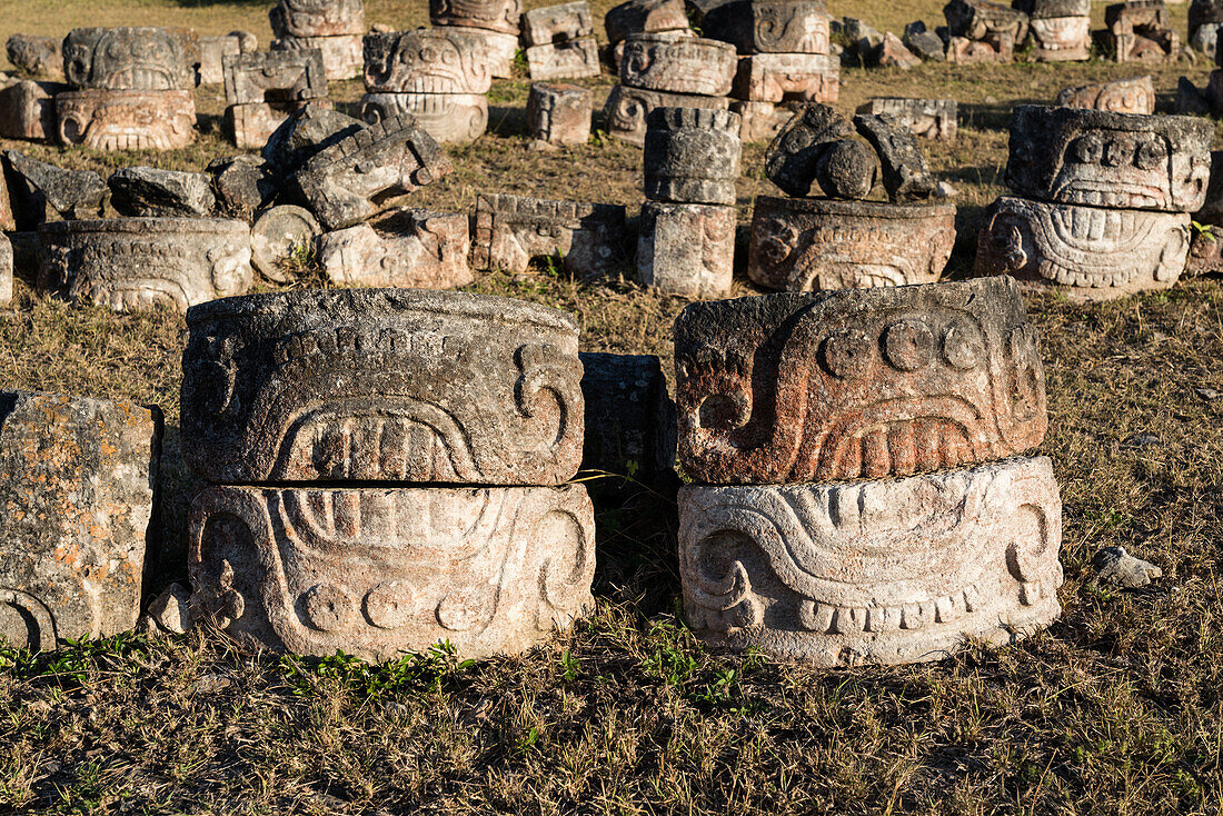Eingeschnittene Bausteine von umgestürzten Strukturen in den prähispanischen Maya-Ruinen von Kabah. Kabah ist Teil der prähispanischen Stadt Uxmal, die zum UNESCO-Welterbe gehört, in Yucatan, Mexiko.