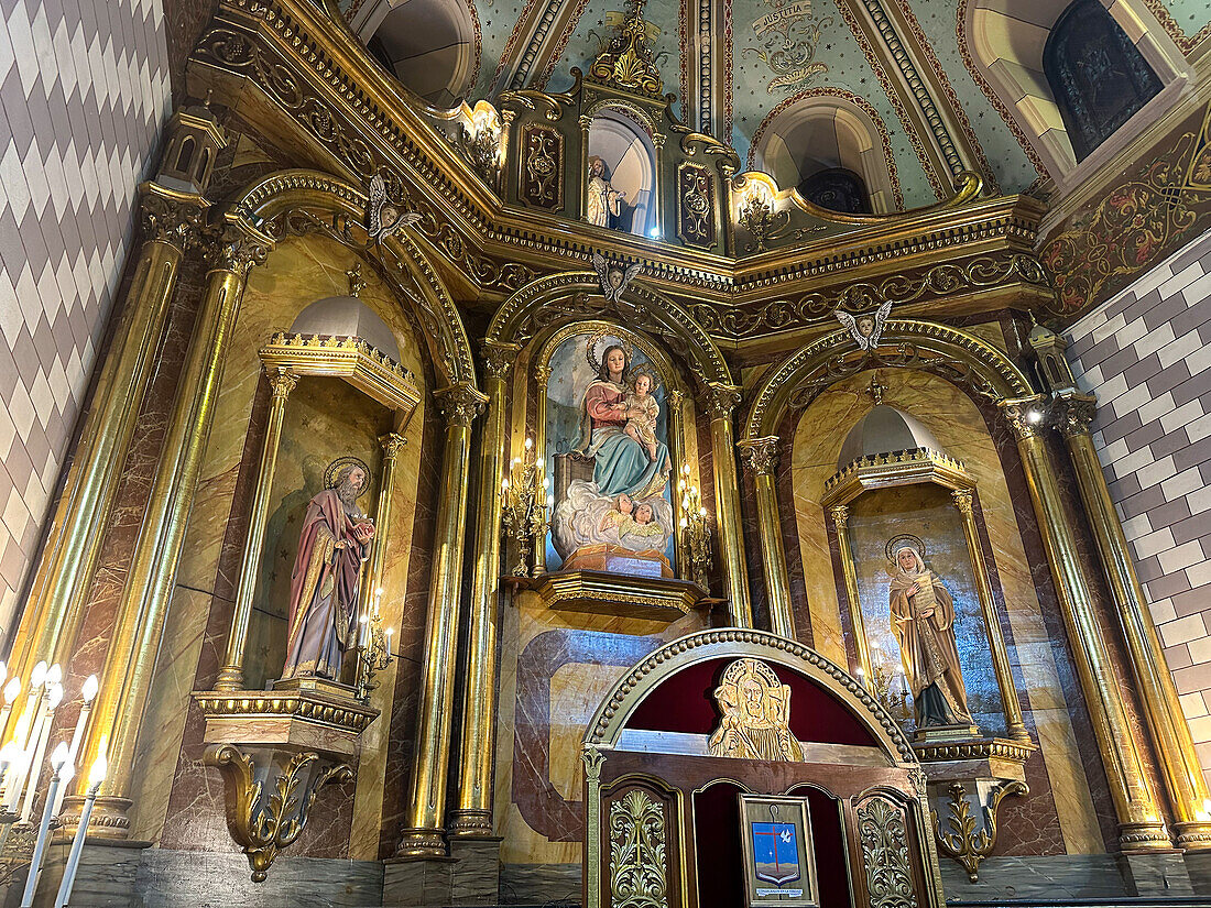 Die Rückseite der Kathedra oder des Bischofsstuhls und das Hauptaltarbild in der Apsis der Kathedrale Unserer Lieben Frau von Loreto, Mendoza, Argentinien.