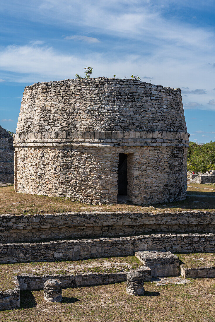 Der Rundtempel oder das Observatorium in den Ruinen der postklassischen Maya-Stadt Mayapan, Yucatan, Mexiko. Als er 1843 von Frederick Catherwood gemalt wurde, war er höher, wurde aber 1869 von einem Blitz getroffen.
