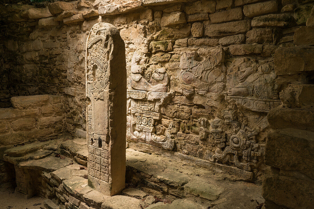 Die Stele 35 in Gebäude 21 stellt Lady Evenstar dar, die Mutter von König Bird Jaguar IV. Sie führt eine Aderlasszeremonie durch. Die Ruinen der Maya-Stadt Yaxchilan am Usumacinta-Fluss in Chiapas, Mexiko.