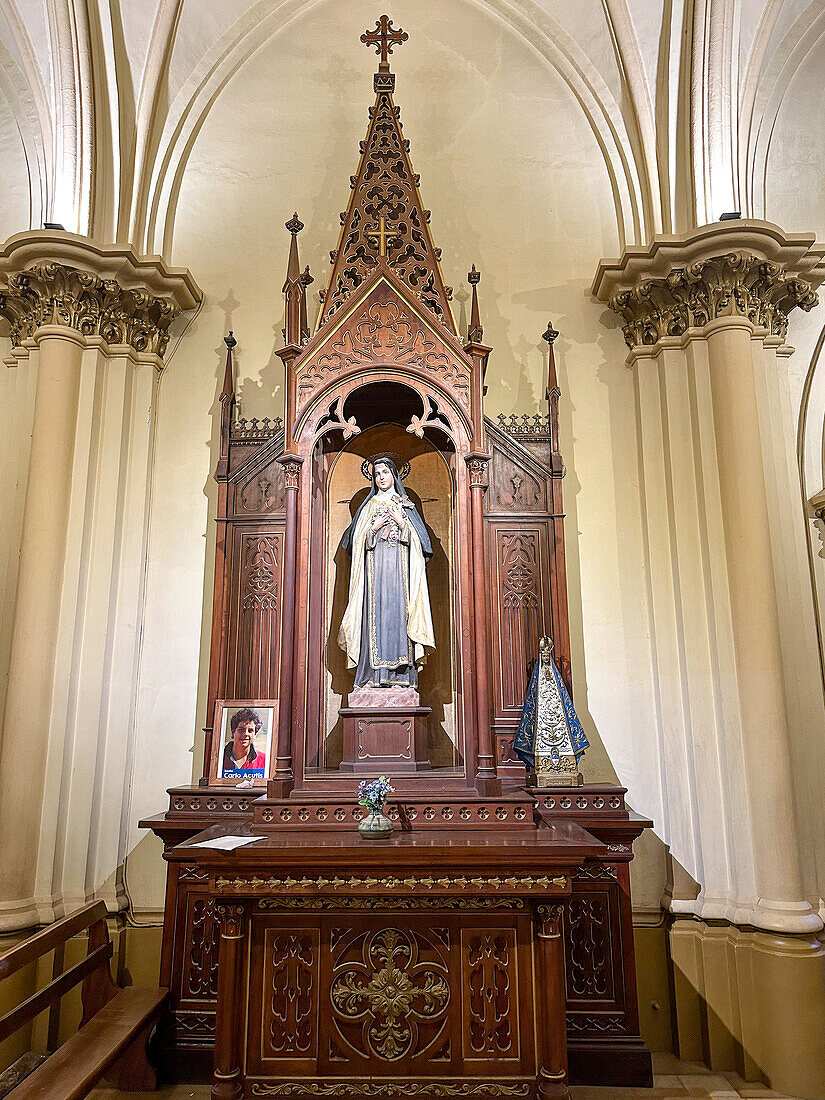 Ein kunstvoll geschnitztes Holzaltarbild mit der Jungfrau Maria in der Kirche San Vicente Ferrer in Godoy Cruz, Mendoza, Argentinien.