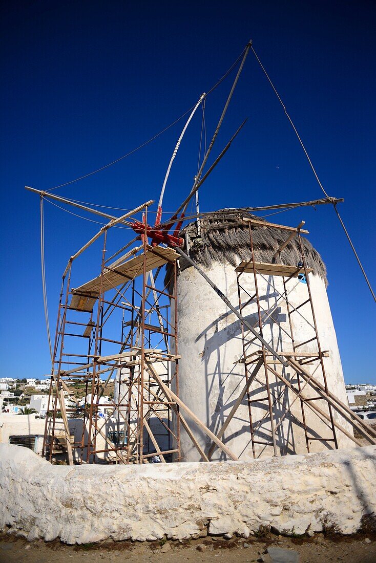 Traditionelle Windmühlen (Kato Milli) werden in Mykonos-Stadt, Griechenland, wiederhergestellt.