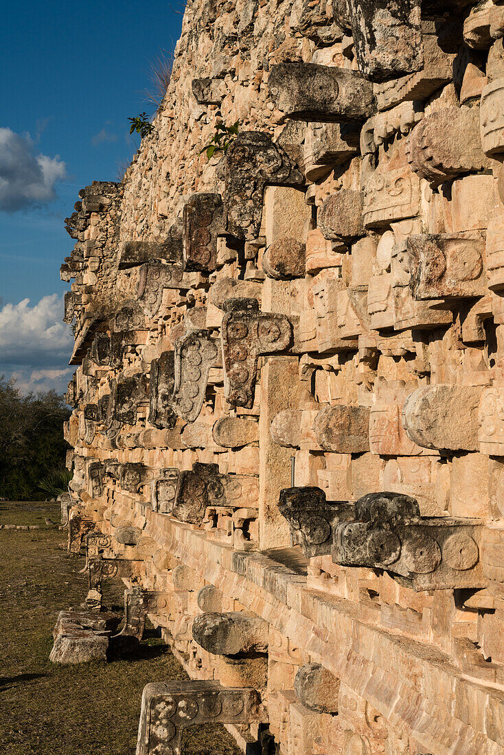 Der Palast der Masken oder Codz Poop, was "die gerollten Matten" bedeutet, in den prähispanischen Maya-Ruinen von Kabah - Teil der prähispanischen Stadt Uxmal, UNESCO-Weltkulturerbe in Yucatan, Mexiko.