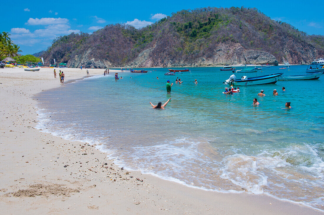 Tropischer Strand auf der Insel Tortuga, Costa Rica. Die Insel ist etwa 300 Hektar groß und umfasst Wälder und Strände.
