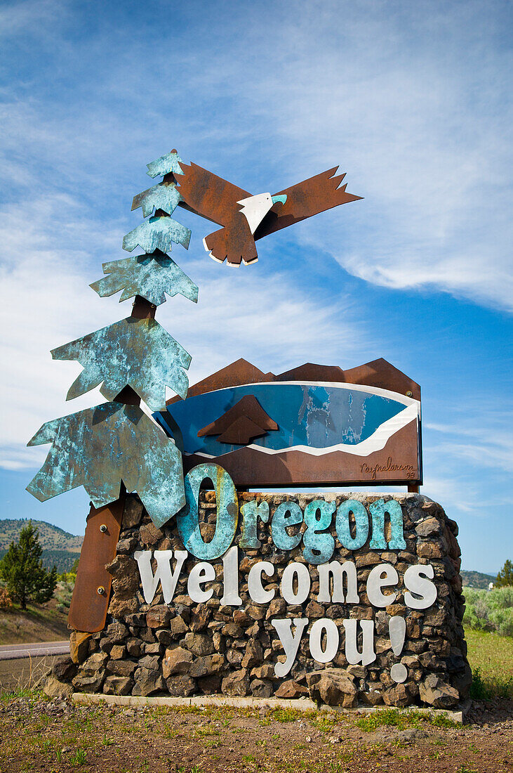 Oregon Welcomes You sign at California-Oregon border on Highway 97 near Klamath Falls, Oregon.