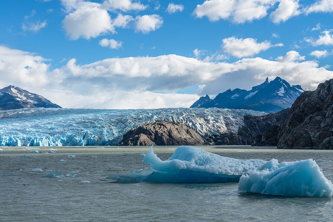 Der Grey-Gletscher und der Lago Grey im Torres del Paine-Nationalpark, einem UNESCO-Biosphärenreservat in Chile in der Region Patagonien in Südamerika.