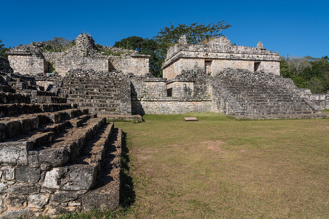 Struktur 17 oder die Zwillinge rechts in den Ruinen der prähispanischen Maya-Stadt Ek Balam in Yucatan, Mexiko. Die Struktur besteht aus zwei spiegelnden Tempeln auf der Spitze der Pyramide.