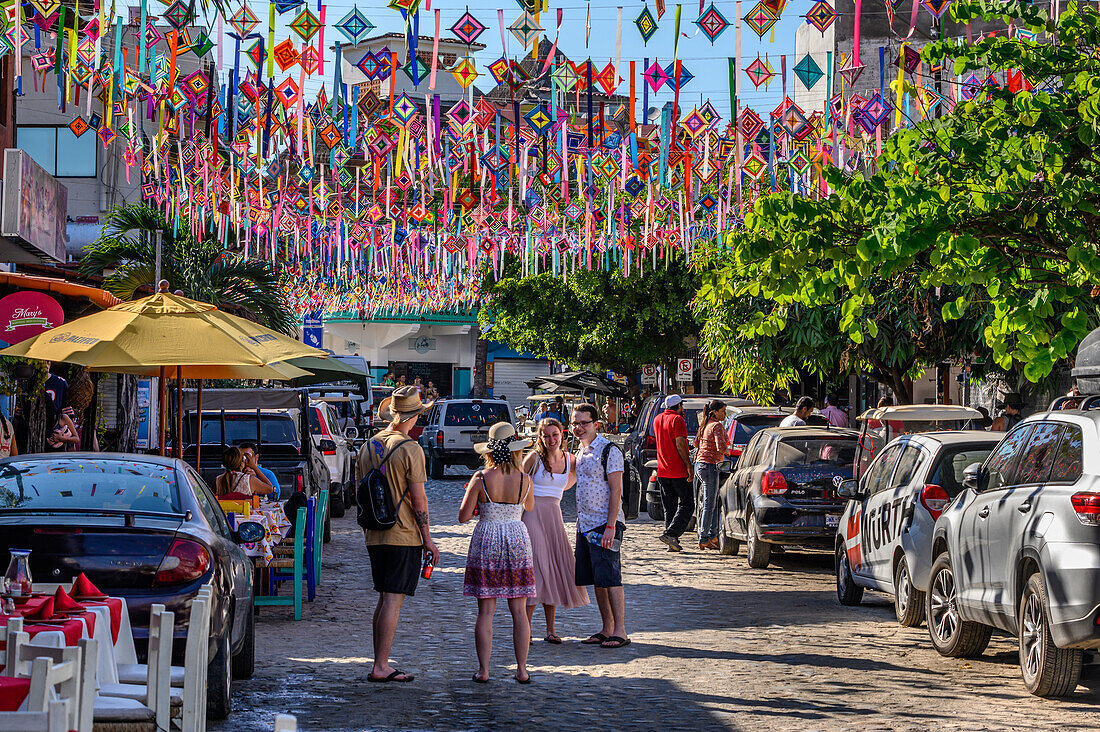 Besucher machen Selfies in Sayulita, Riviera Nayarit, Mexiko.