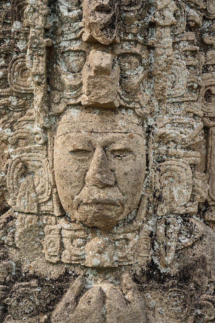 Die in Stein gehauene Stele des Vogel-Jaguar-Pekaris, der im 6. Jahrhundert n. Chr. über Tonina herrschte. Aus den Ruinen der Maya-Stadt Tonina, in der Nähe von Ocosingo, Mexiko.