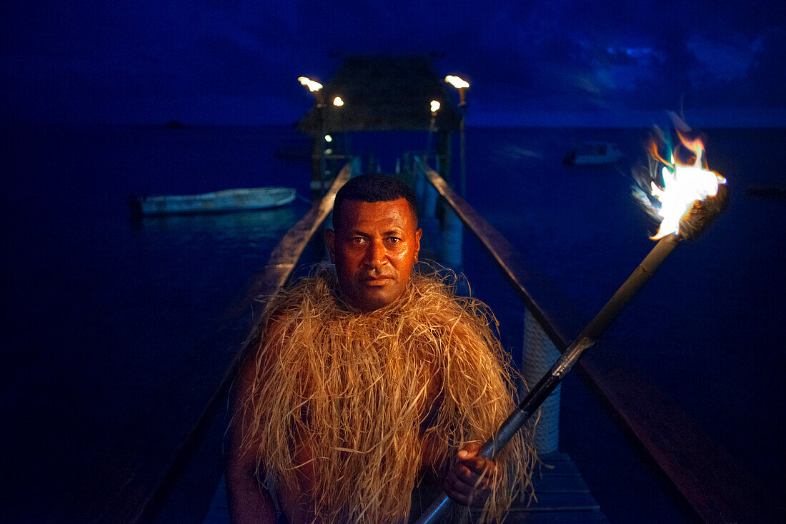 Traditionelles Porträt eines fidschianischen Kriegers im Malolo Island Resort und Likuliku Resort, Mamanucas Inselgruppe Fidschi