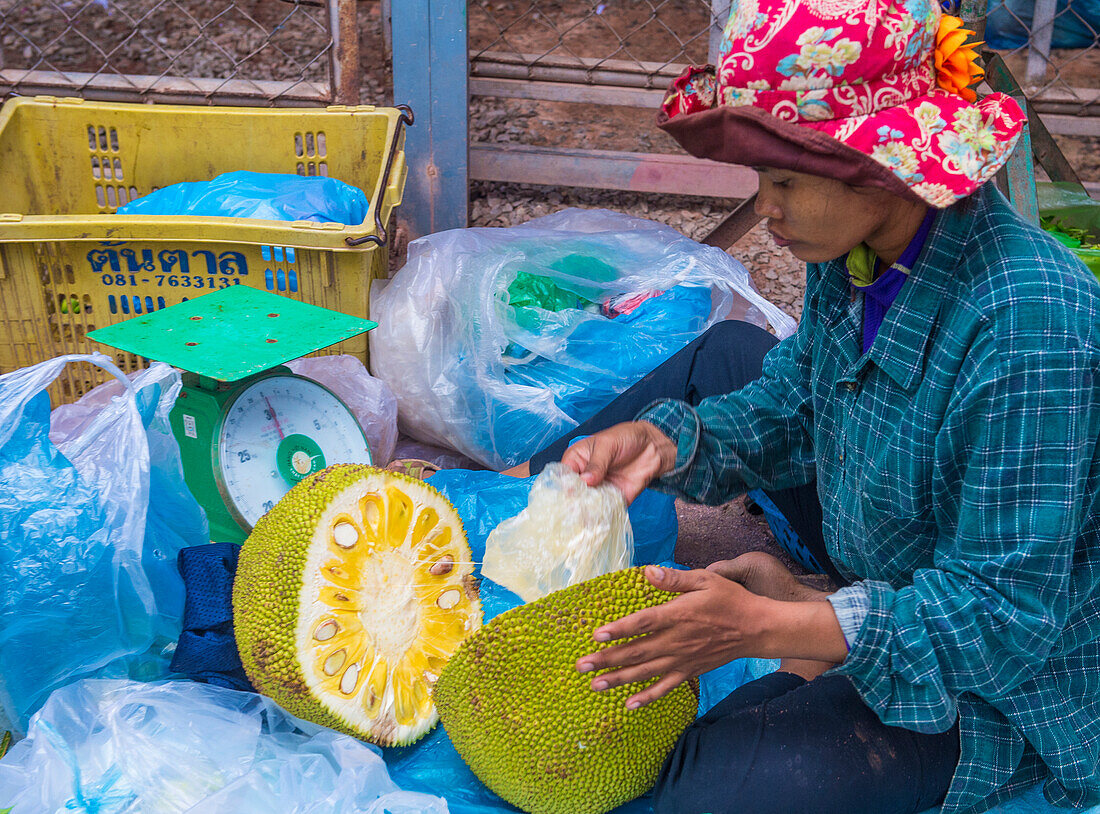 Kambodschanerin verkauft Jackfruit auf einem Markt in Siem Reap Kambodscha