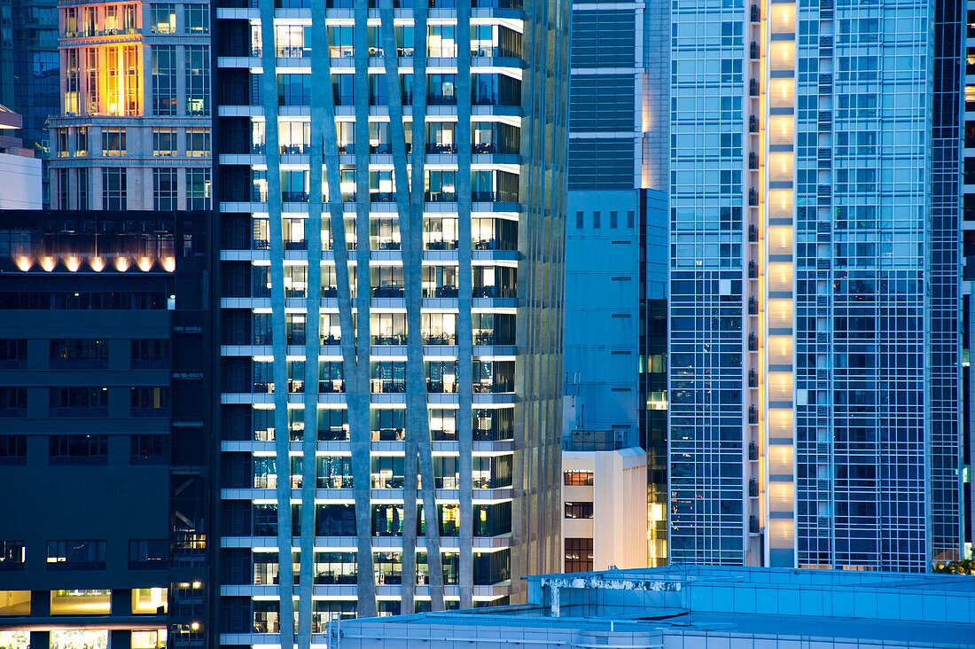 Bürogebäude bei Nacht im CBD von Singapur. Die mehrstöckigen Bürogebäude im CBD (Central Business District) von Singapur bieten bei Nacht einen fantastischen Anblick, wenn sie beleuchtet sind.