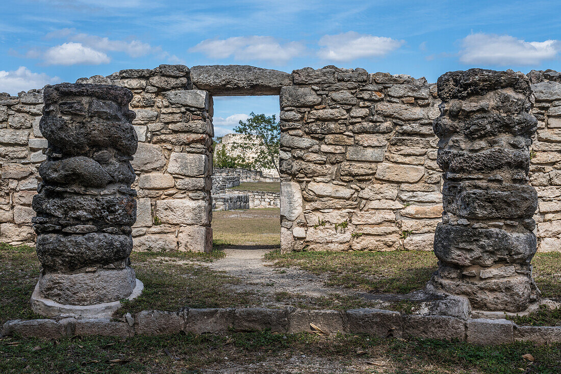 Die verbliebenen Kolonnaden des Saals der Könige in den Ruinen der postklassischen Mayastadt Mayapan, Yucatan, Mexiko.