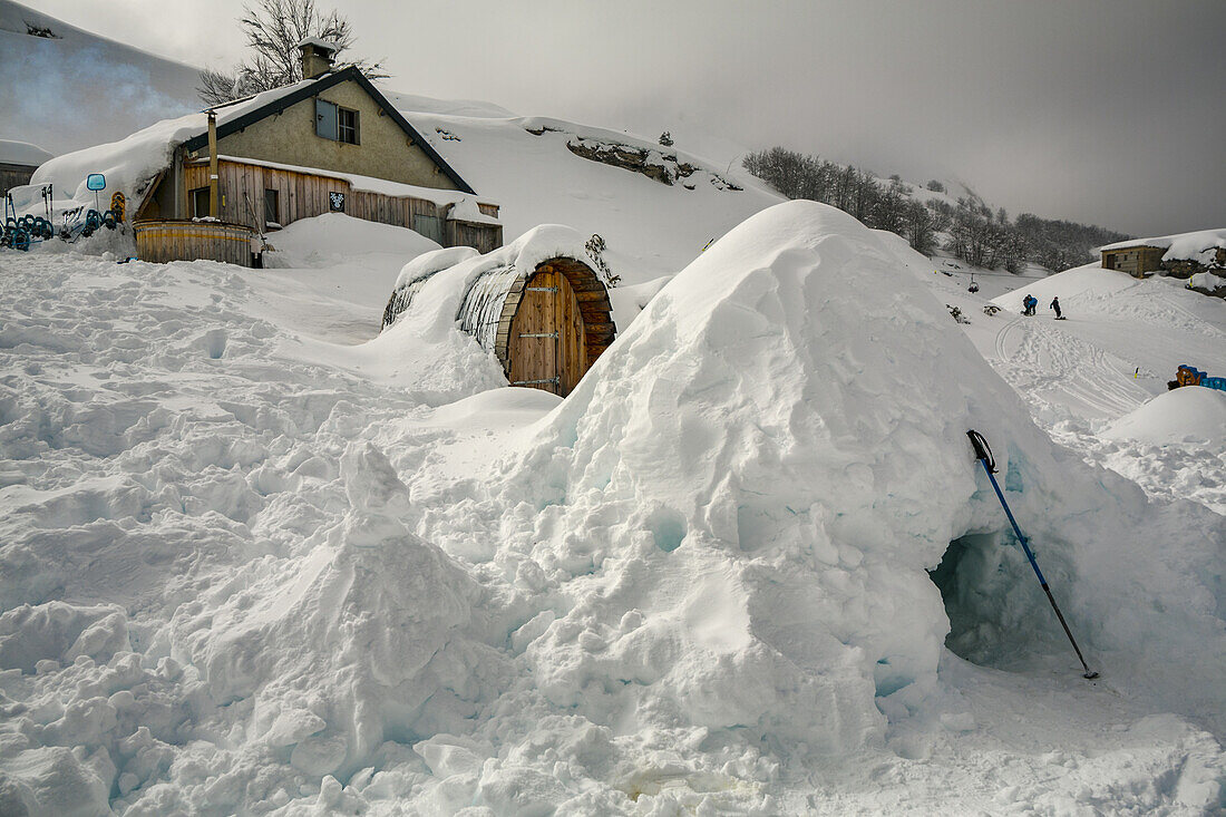 Geodätische Kuppel als Unterkunft. Auf den Skipisten von Gourette an der Spitze der Seilbahn von Bézou implantiert. Skigebiet Gourette, Pyrenees Atlantiques, Region Aquitanien, Ossau-Tal, Frankreich