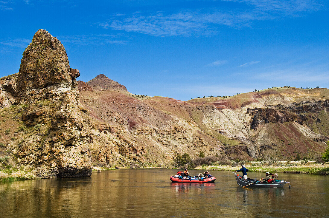 Flößer und Driftboote im spiegelglatten Wasser auf dem John Day River, Oregon.