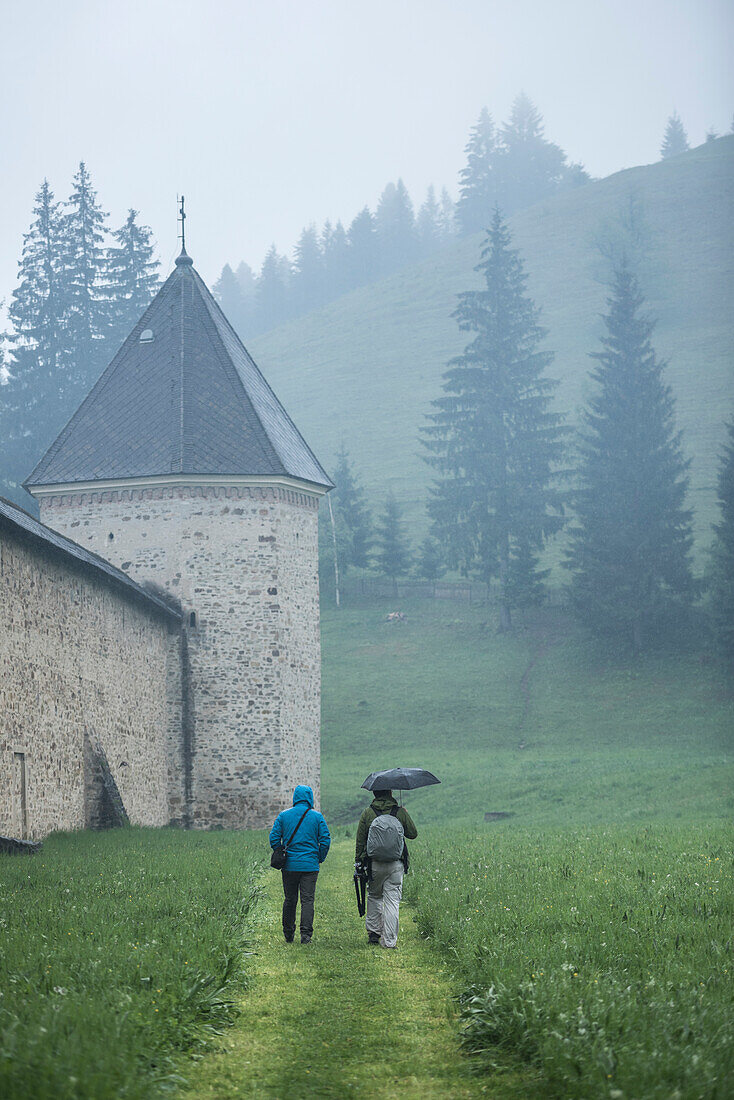 Tuoristen im Sucevita-Kloster, einer gotischen Kirche, die auf der UNESCO-Liste der "bemalten Kirchen der nördlichen Moldau" steht, Bukowina, Rumänien