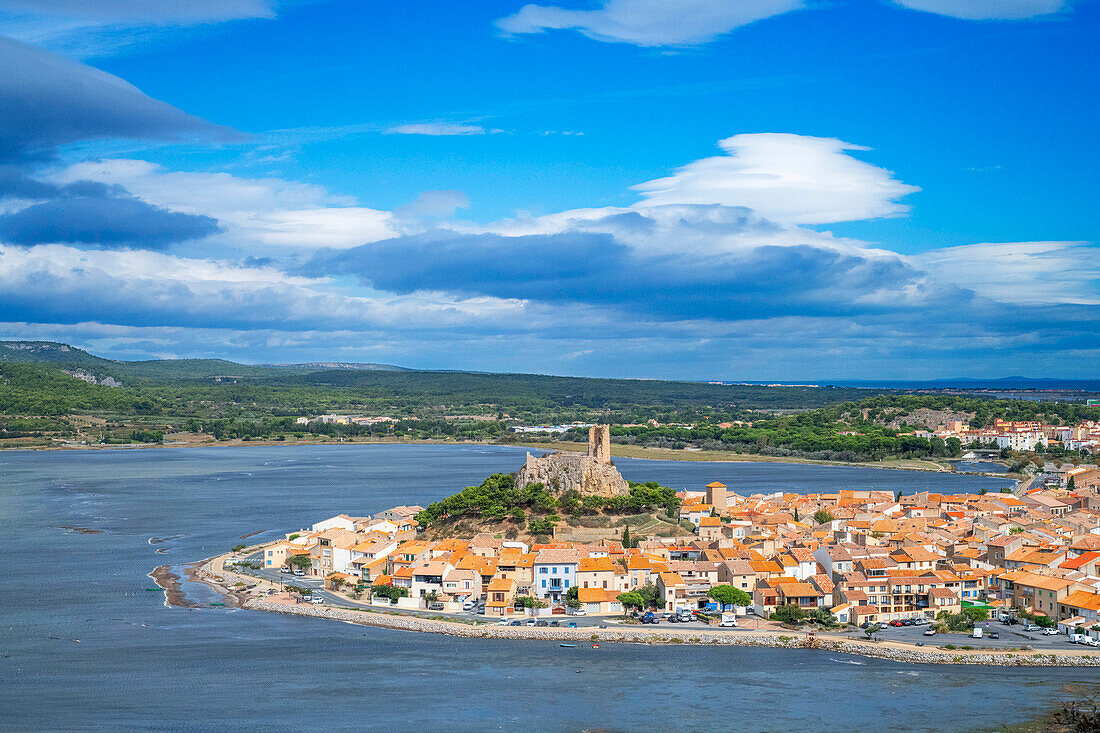 Blick auf den Wachturm von Gruissan in Languedoc-Roussillon, Frankreich, Aude, Gruissan, Dorf in Circulade zeugt von einem mittelalterlichen Ursprung, strategisches Zeichen der Verteidigung und christliches Symbol