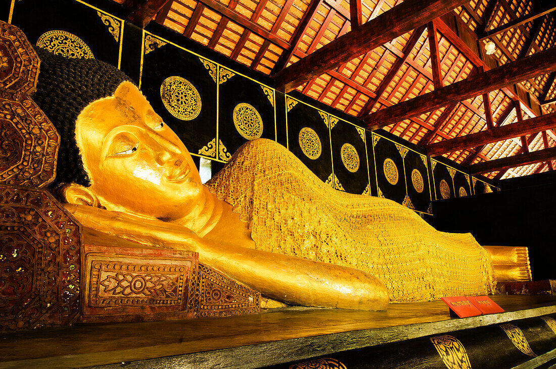 Liegender Buddha im buddhistischen Tempel Wat Chedi Luang Wora Wihan in Chiang Mai, Thailand.