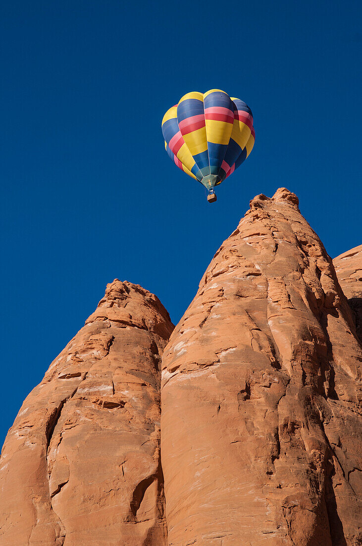 Heißluftballon bei der jährlichen Red Rock Balloon Rally; Red Rock State Park, Gallup, New Mexico.