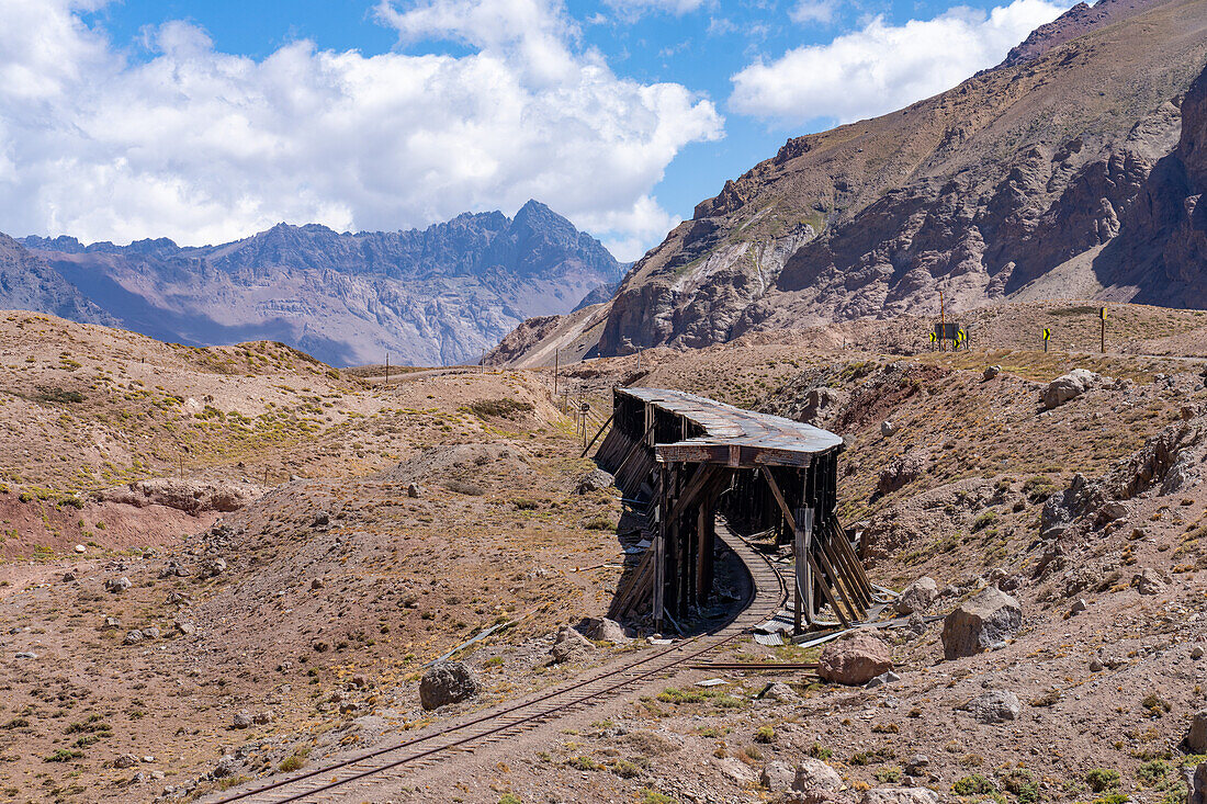 Schneelawinen auf der ehemaligen Transandinenbahn bei Puente del Inca in den Anden in Argentinien.