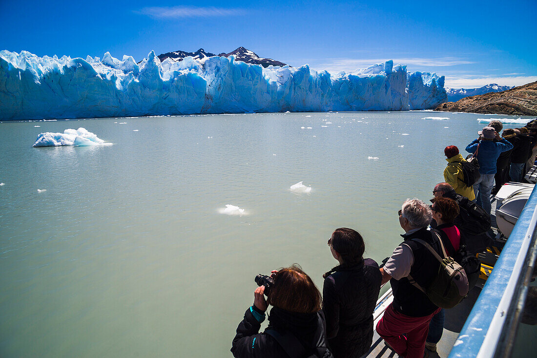 Touristische Bootsfahrt mit Urlaubern in Argentinien, die den Perito-Moreno-Gletscher im Los-Glaciares-Nationalpark in El Calafate, Patagonien, besuchen