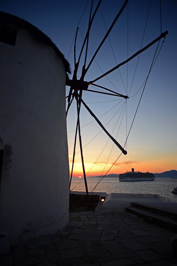 Traditionelle Windmühlen (Kato Milli) bei Sonnenuntergang in Mykonos-Stadt, Griechenland