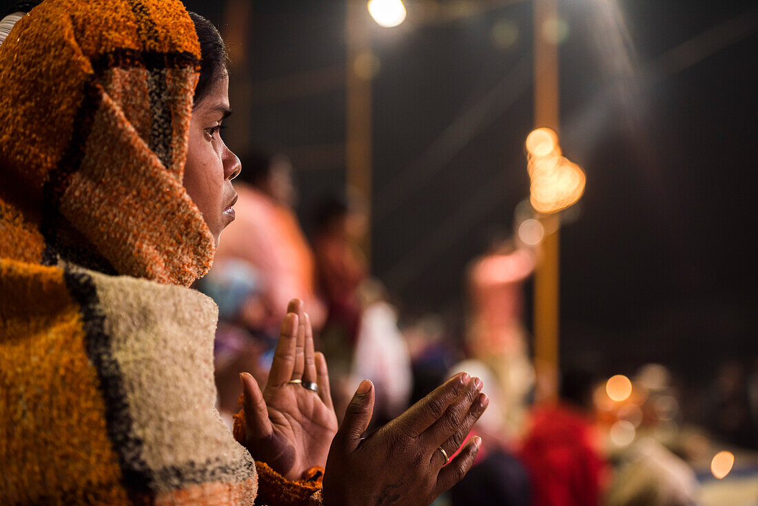 Hinduistische Ganga-Aarti-Zeremonie am Dasaswamedh Ghat, Varanasi, Uttar Pradesh, Indien