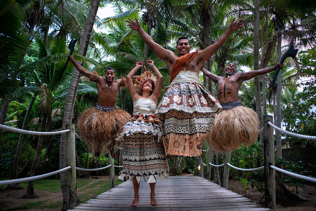Traditionelle fidschianische Krieger springen im Malolo Island Resort und Likuliku Resort, Mamanucas Inselgruppe Fidschi