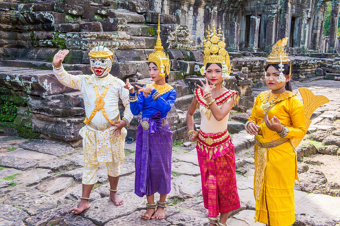 Cambodian Apsara dancers in Angkor Wat , … – License image – 13848660 ...