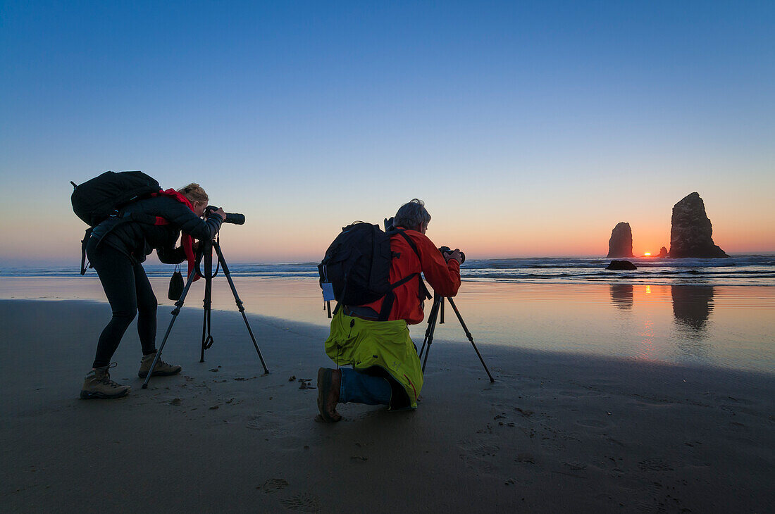 Fotografieren der Nadeln am Haystack Rock in Cannon Beach an der Nordküste von Oregon.