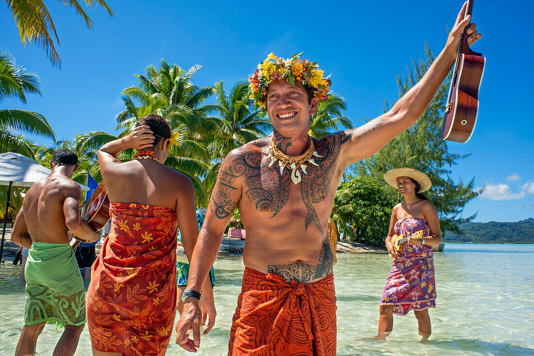 Insel Taha'a, Französisch-Polynesien. Polynesische Musik und Tänze auf dem Motu Mahana, Taha'a, Gesellschaftsinseln, Französisch-Polynesien, Südpazifik.