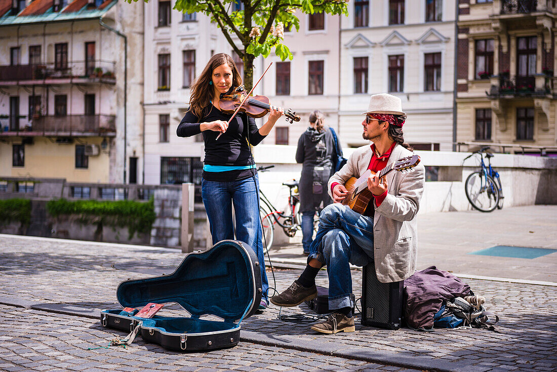 Straßenmusiker auf dem sonntäglichen Antiquitäten- und Flohmarkt in Ljubljana, Slowenien, Europa