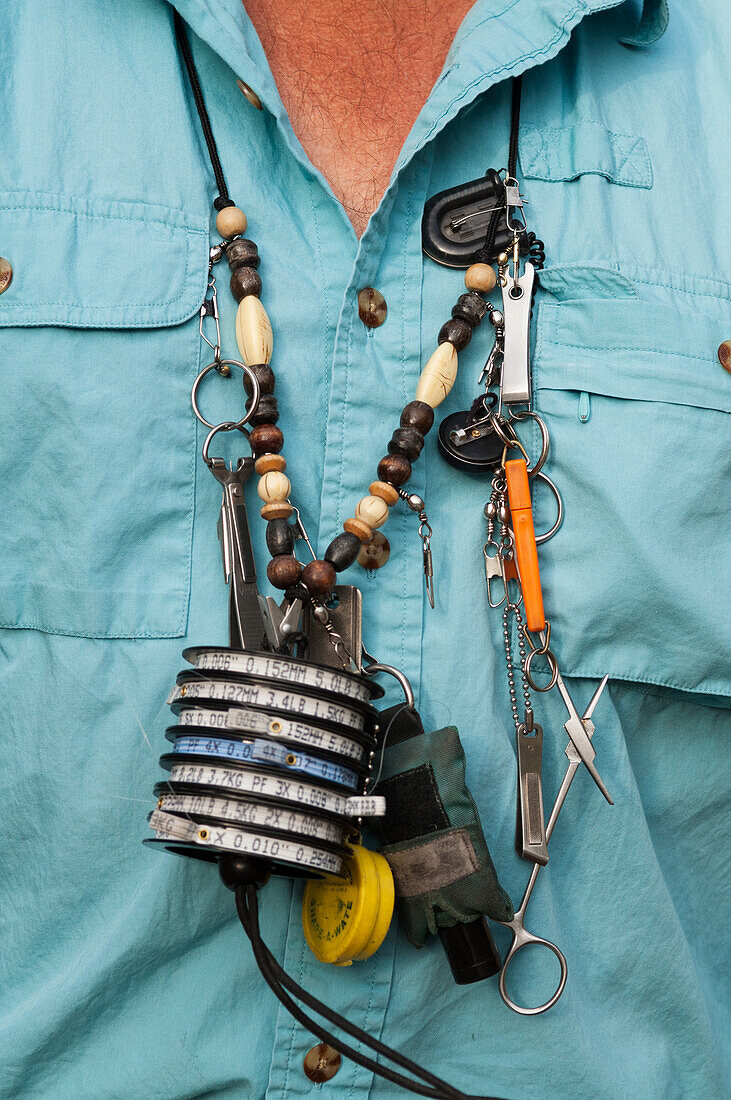 Fliegenfischerausrüstung von Guide Russell Moore vom Kingfisher Flyshop in Missoula, Montana, bei einer Fahrt auf dem Blackfoot River.