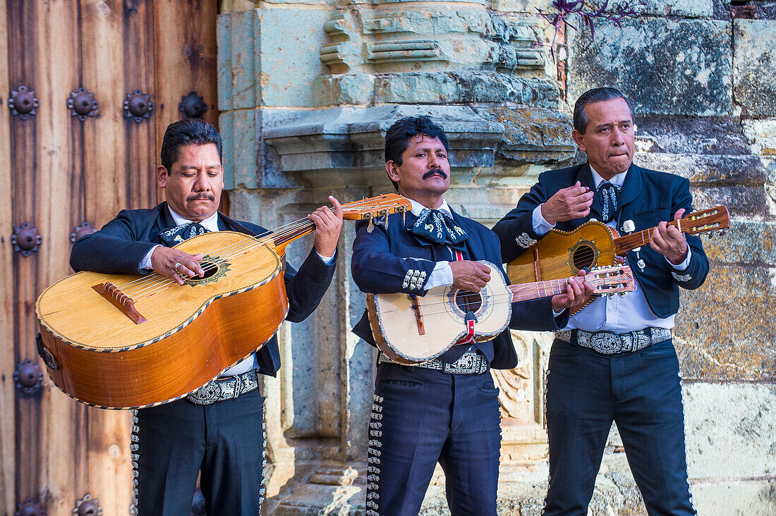 Mariachis treten während des Tags der Toten in Oaxaca, Mexiko, auf.