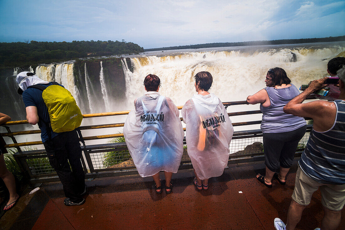 Touristen am Teufelsschlund, Iguazu-Fälle (auch bekannt als Iguassu-Fälle oder Cataratas del Iguazu), Provinz Misiones, Argentinien