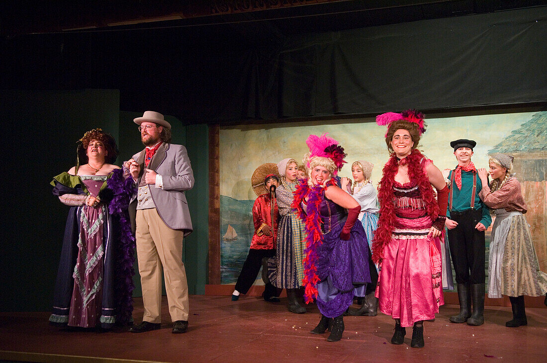 Schauspieler der Astor Street Opry Company auf der Bühne in Szenen aus dem Stück "Shanghaied in Astoria"; Astoria, Oregon...
