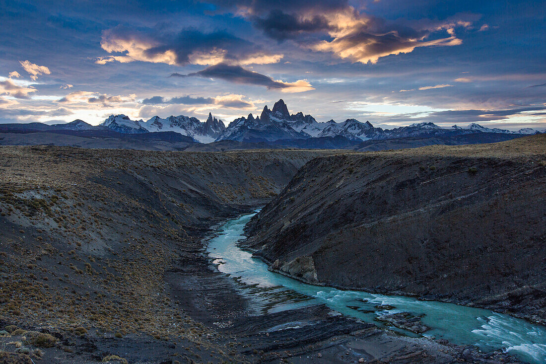 Das Fitz-Roy-Massiv bei Sonnenuntergang mit Blick auf die Schlucht des Rio de las Vueltas im Los-Glaciares-Nationalpark bei El Chalten, Argentinien. Eine UNESCO-Welterbestätte in der Region Patagonien in Südamerika.