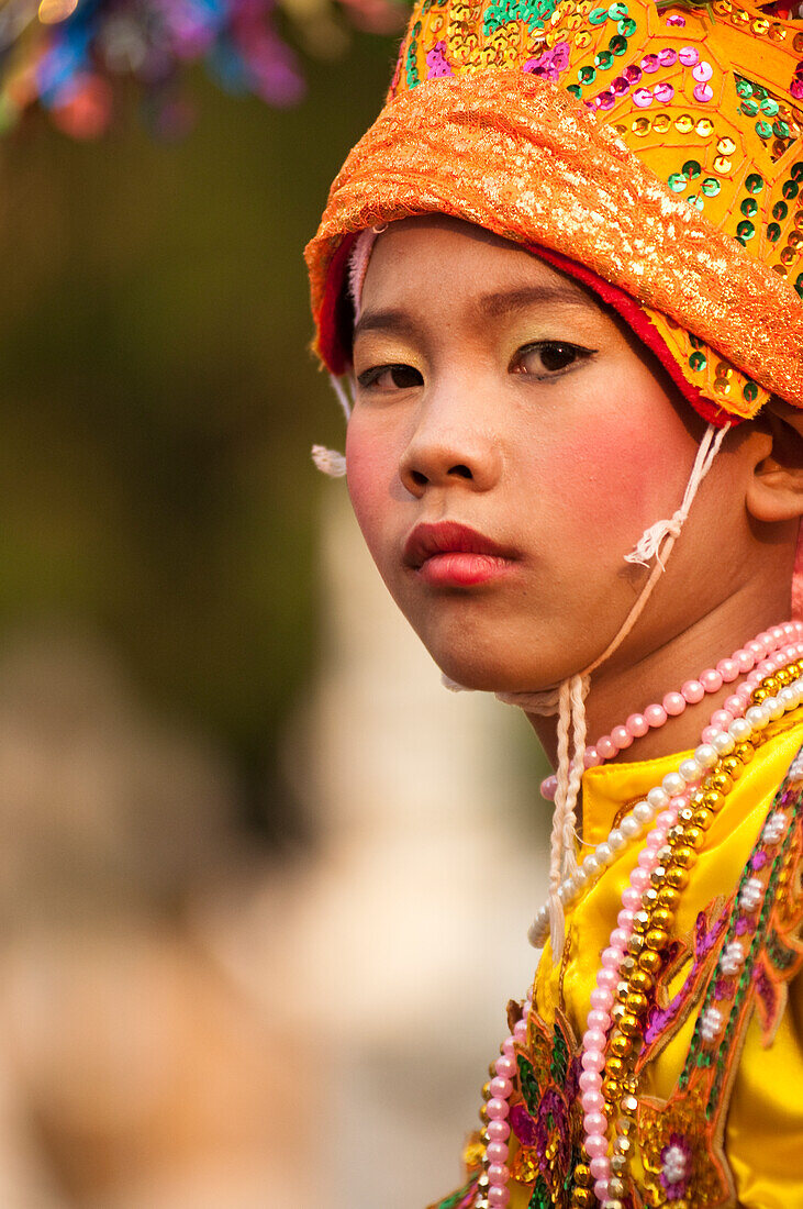 Junger Junge vom Volk der Shan aus Burma, der während einer Zeremonie im buddhistischen Tempel Wat Khun Thwong in Chiang Mai, Thailand, zum Mönchsanwärter wird.