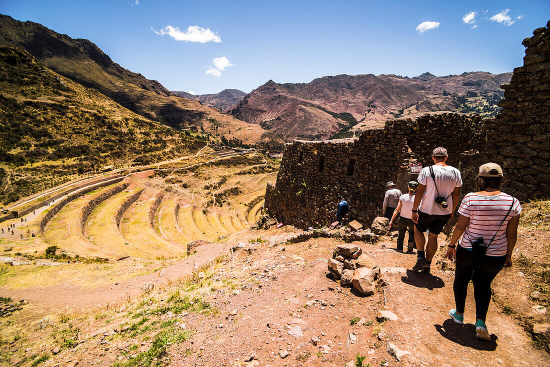 Touristen in den Inkaruinen von Pisac, Heiliges Tal der Inkas (Urubambatal), in der Nähe von Cusco, Peru
