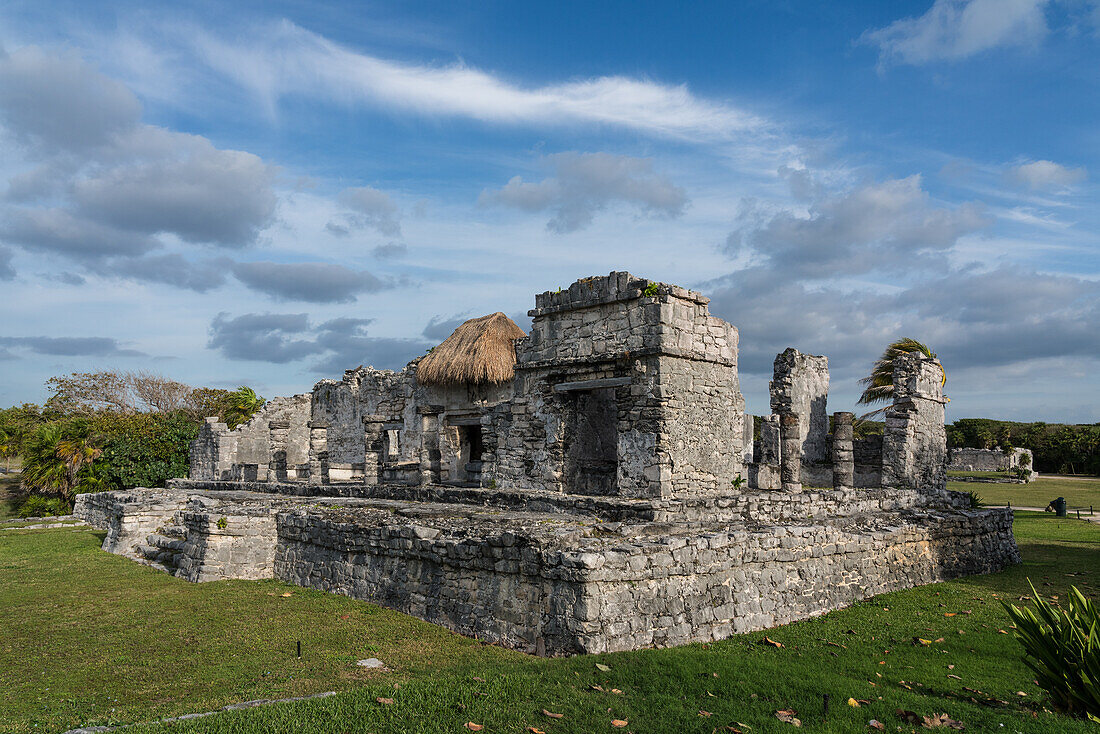Der Palast des Halach Uinic oder Großen Herrn in den Ruinen der Maya-Stadt Tulum an der Küste des Karibischen Meeres. Tulum-Nationalpark, Quintana Roo, Mexiko.
