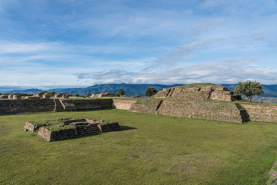 Der versunkene Platz mit seinem Altar und Gebäude B auf der Nordplattform der präkolumbianischen zapotekischen Ruinen von Monte Alban in Oaxaca, Mexiko. Eine UNESCO-Welterbestätte.