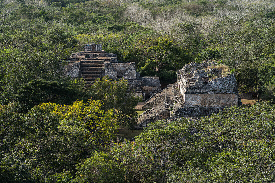 Der Ovalpalast links und Struktur 17 oder die Zwillinge in den Ruinen der prähispanischen Maya-Stadt Ek Balam in Yucatan, Mexiko. Die Struktur hat zwei spiegelnde Tempel auf der Spitze der Pyramide. Von der Akropolis aus gesehen.