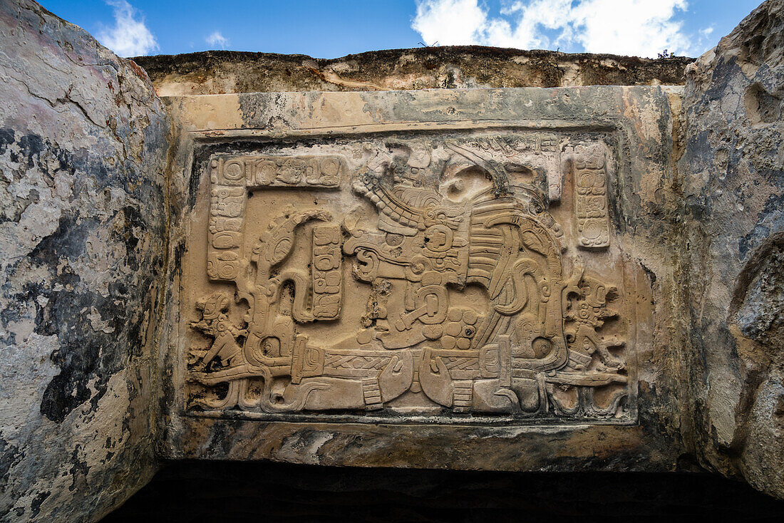Ein aus Stein gehauener Türsturz über einem Tempeltor in den Ruinen der Maya-Stadt Bonampak in Chiapas, Mexiko.