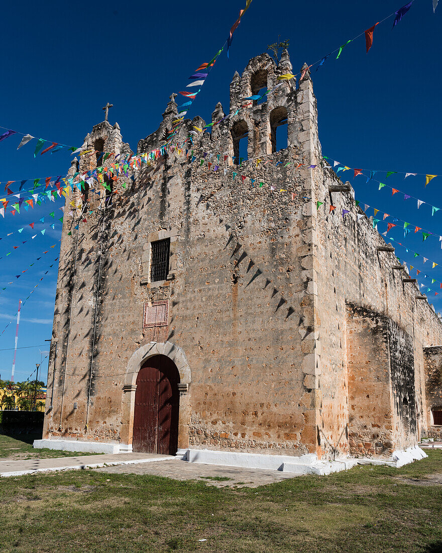 Die Kolonialkirche St. Peter the Apostle wurde unter der Leitung von Franziskanermönchen in Chapab de las Flores in Yucatan, Mexiko, erbaut.