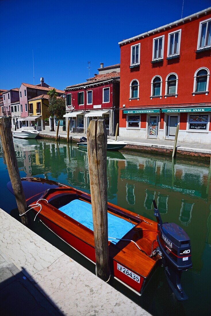 Farbenfrohe Gebäude an den Kanälen von Murano, Venedig, Italien