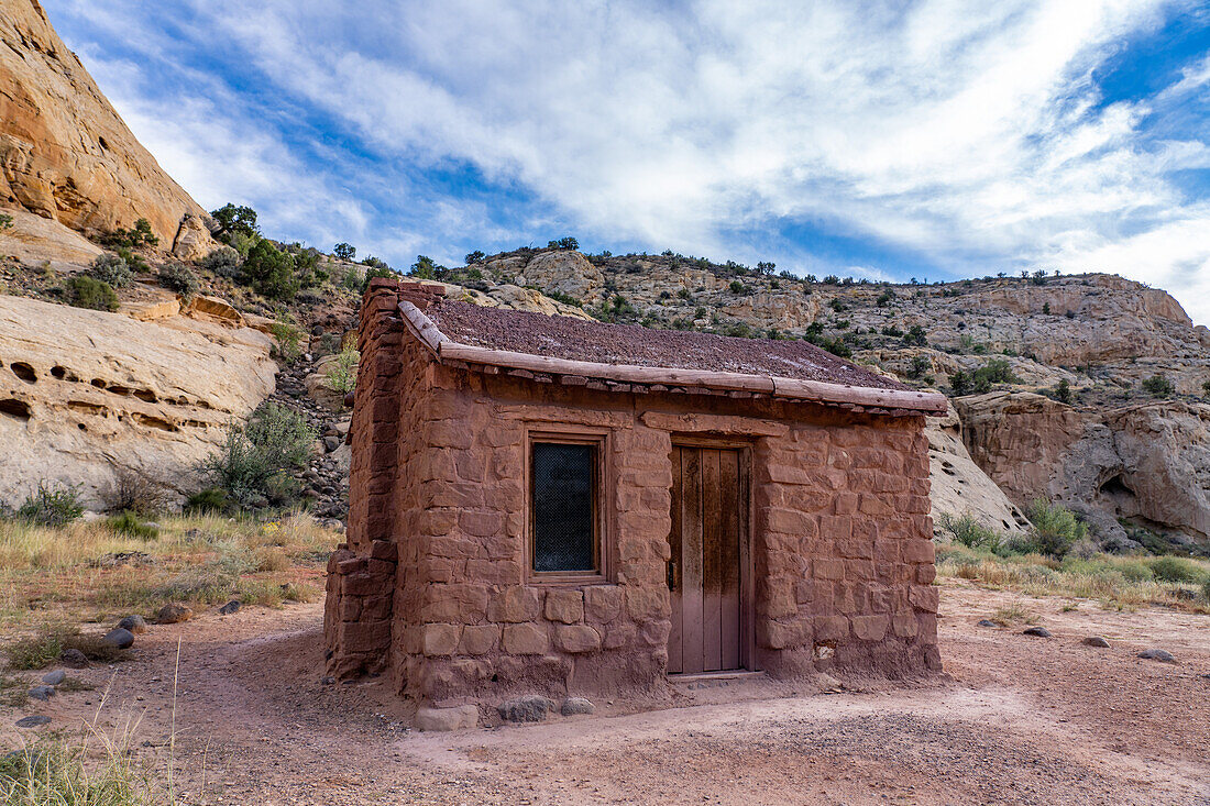 Historische Behunin-Steinhütte, erbaut 1883 von einem Pionier-Siedler im heutigen Capitol Reef National Park, Utah.