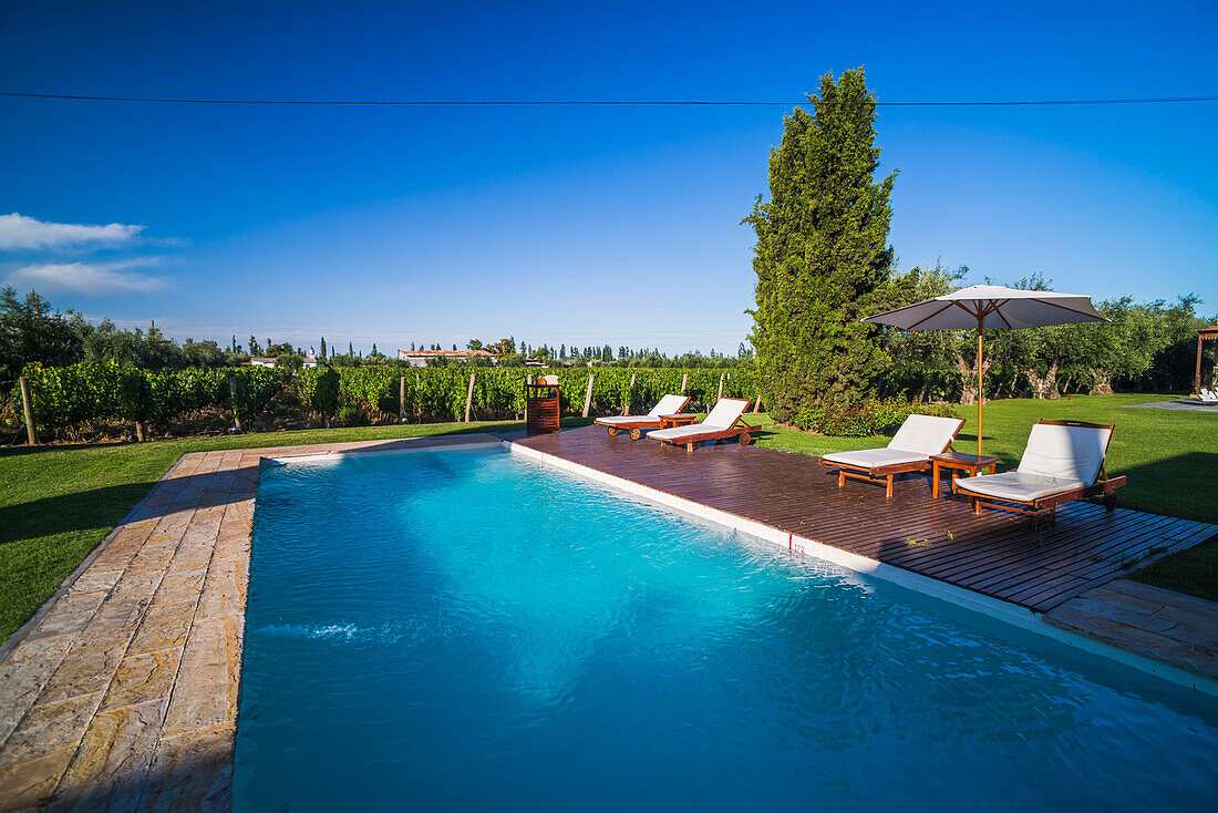 Swimmingpool im Resort Club Tapiz Boutique Hotel, einer Bodega (Weinkellerei) und Unterkunft in der Gegend von Maipu in Mendoza, Provinz Mendoza, Argentinien